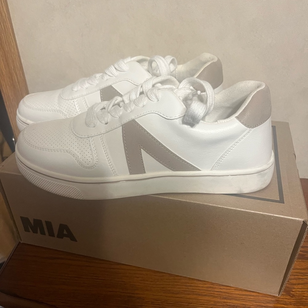 Worn once Mia sneakers size 7